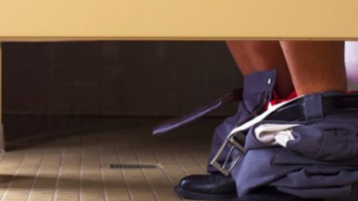 Ένας εργαζόμενος απολύθηκε επειδή αυνανιζόταν στη δουλειά και τον άκουγε όλο το γραφείο