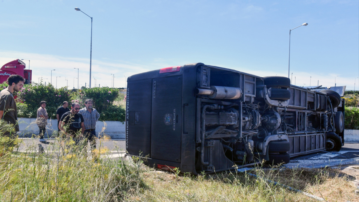 Κόρινθος: Ανατράπηκε κλούβα της ΕΛΑΣ με κρατούμενους - 13 τραυματίες