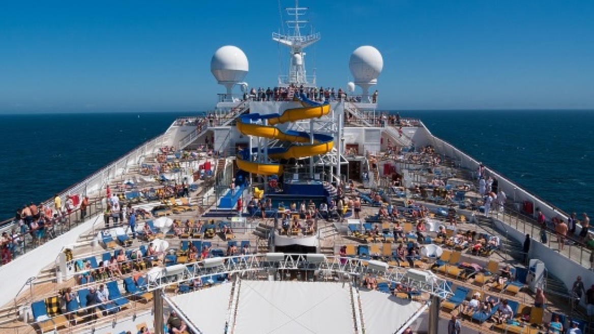 Ελληνική κρουαζιέρα: «Βρέχει λεφτά και εμείς κρατάμε ομπρέλα!»