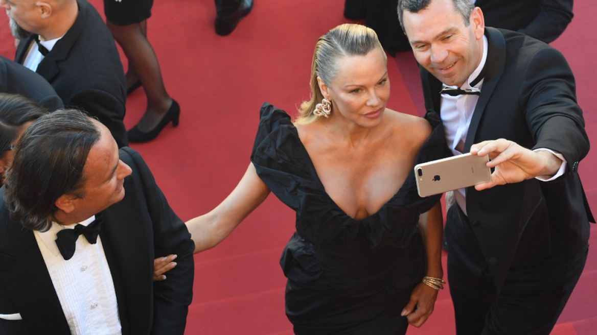 Η Πάμελα Άντερσον ζητά από το Χόλιγουντ να στηρίξει τον Τζούλιαν Ασάνζ