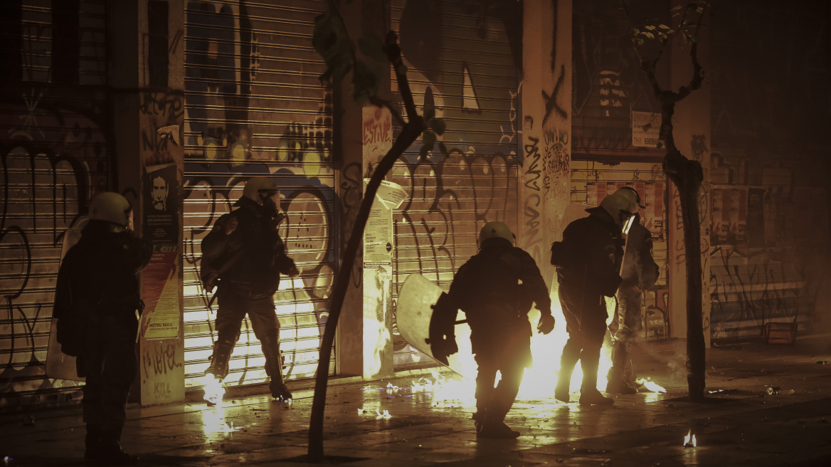 Εξάρχεια: Ξανά νύχτα με μολότοφ