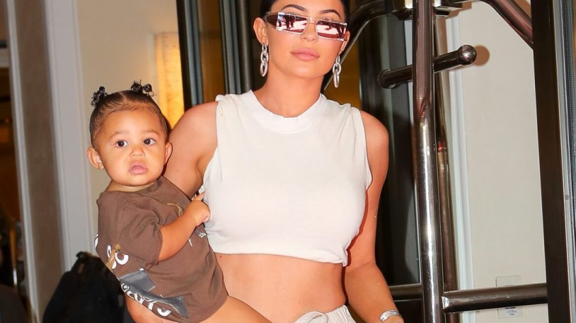 Η κόρη της Kylie Jenner, Stormi, νοσηλεύτηκε με αλλεργικό σοκ 