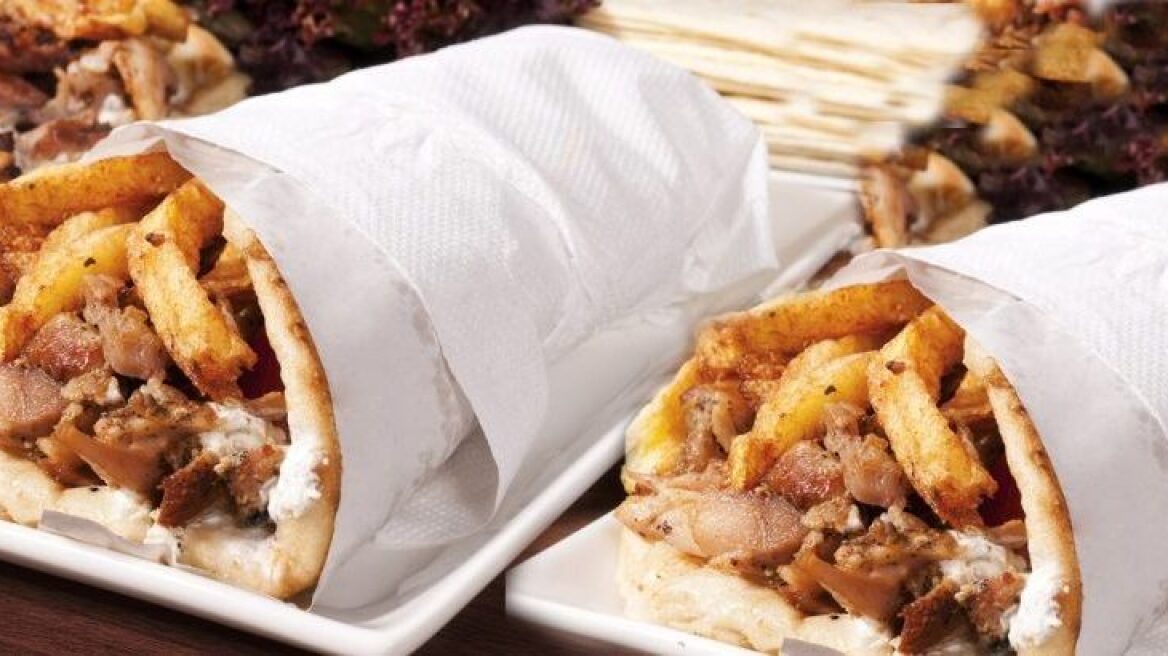 Μύκονος: Το ίδιο σουβλάκι έκανε 3,5 ευρώ για τους Έλληνες... και 5 για τους ξένους!