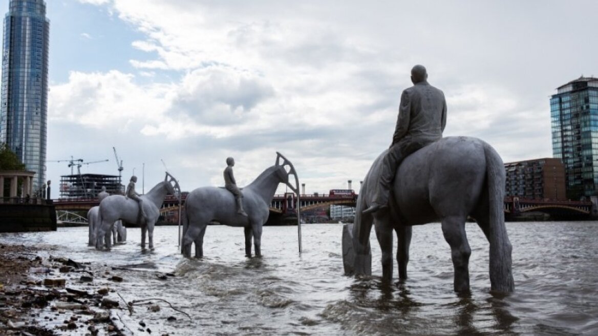 Τα αγάλματα που είναι ορατά μόνο δυο ώρες την ημέρα