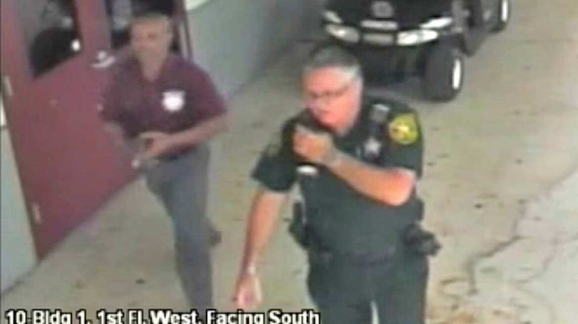 ΗΠΑ: Φυλάκιση έως 100 χρόνια για αστυνομικό που δεν εμπόδισε τον μακελάρη που σκότωσε 17 στο Πάρκλαντ