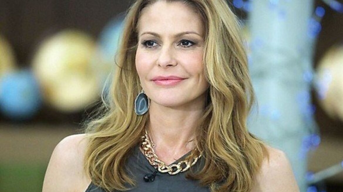 Βίντεο: Η Τζένη Μπαλατσινού τραγουδά και χορεύει μαζί με τις κόρες της