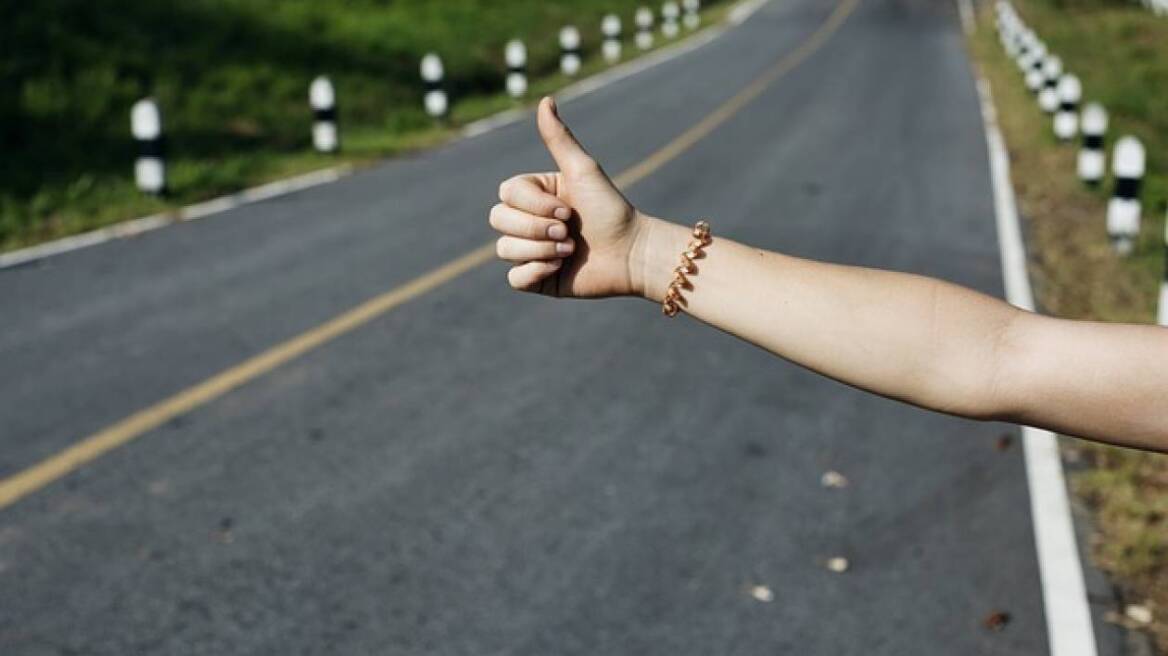 Ντύθηκε γυναίκα, έκανε ωτοστόπ και λήστεψε οδηγό!