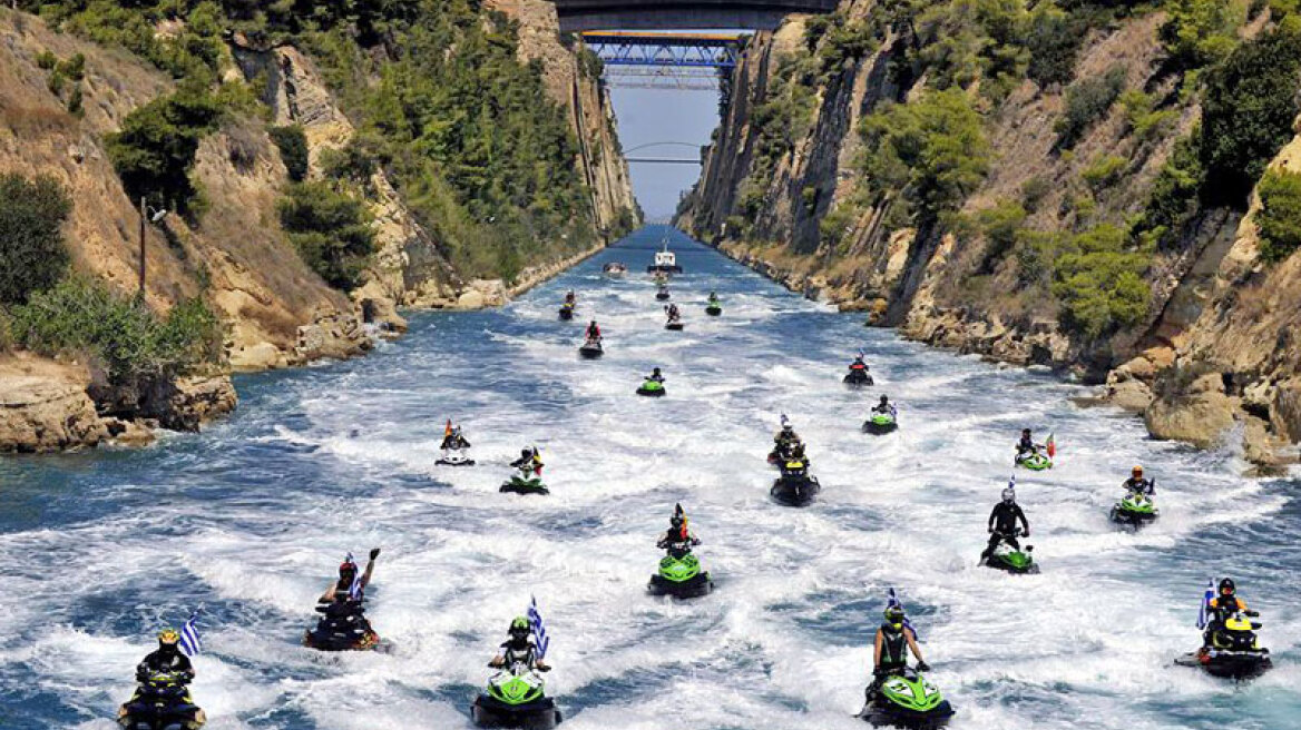 «Στόλος» από τζετ σκι διασχίζει τον Ισθμό της Κορίνθου - Δείτε το εντυπωσιακό βίντεο
