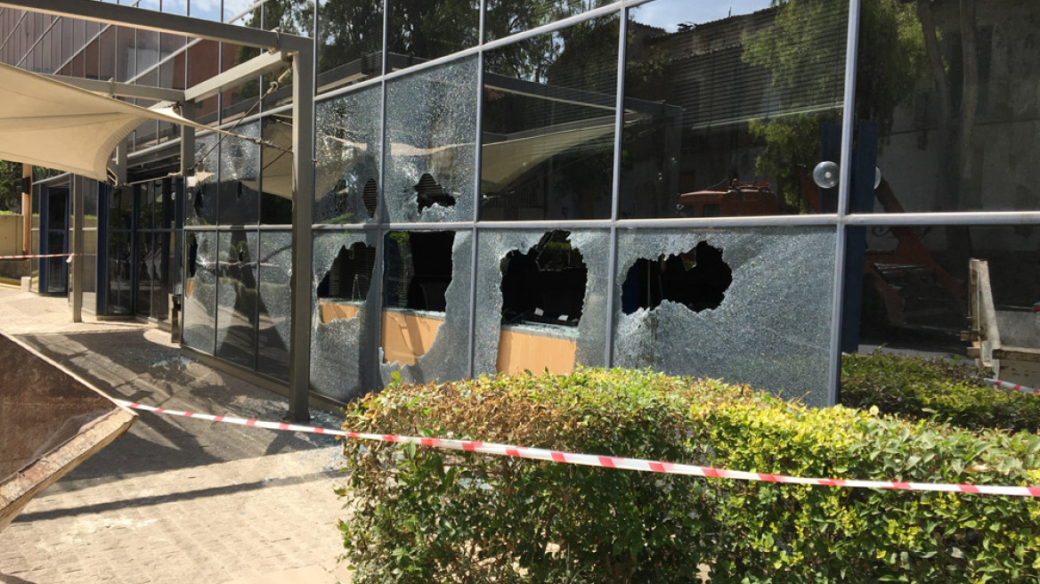 Επίθεση με βαριοπούλες σε τράπεζα στη Συγγρού