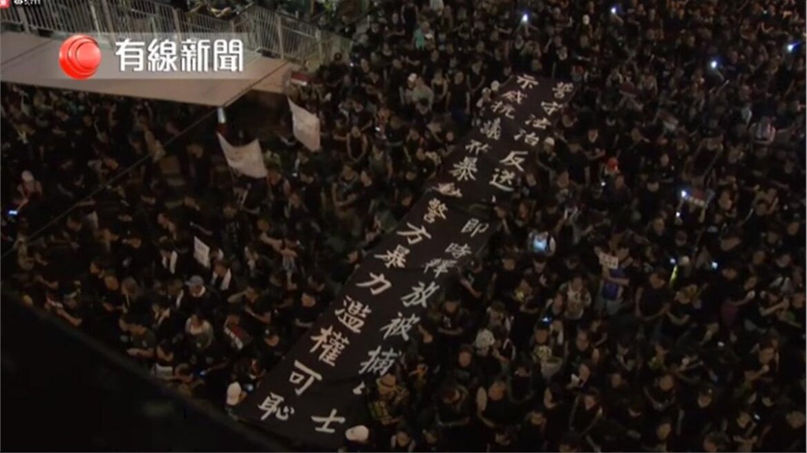 Χονγκ Κονγκ: Ογκώδης διαδήλωση με αίτημα να παραιτηθεί η επικεφαλής της κυβέρνησης