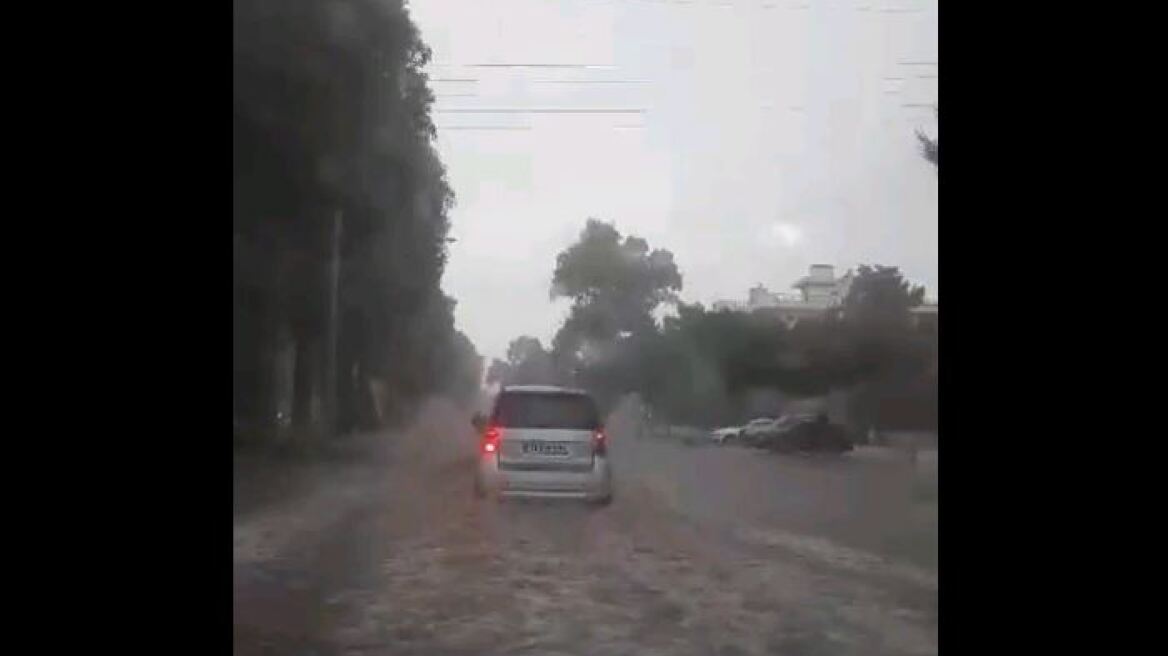 Καιρός: Μπουρίνι στα νότια προάστια - Ποτάμια οι δρόμοι στη Βουλιαγμένη