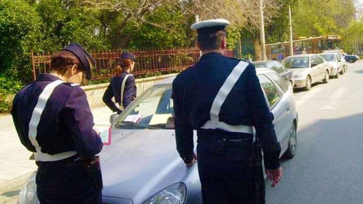 Παρκάρουν σε πεζοδρόμια και ράμπες ΑμεΑ -  Ρεκόρ παραβάσεων στη Δυτική Ελλάδα 
