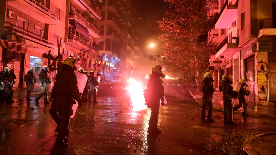 Εξάρχεια: «Βροχή» μολότοφ κατά των ΜΑΤ έξω από το Πολυτεχνείο