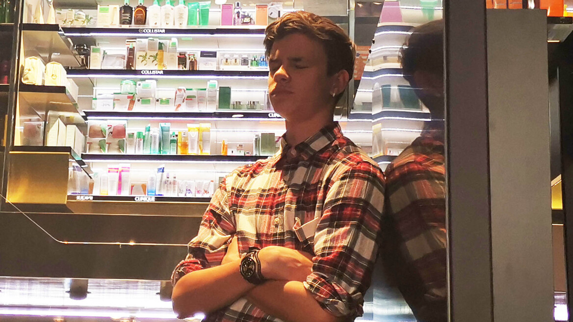 Ο γιος του Ντέιβιντ Μπέκαμ βαριέται και φαίνεται...