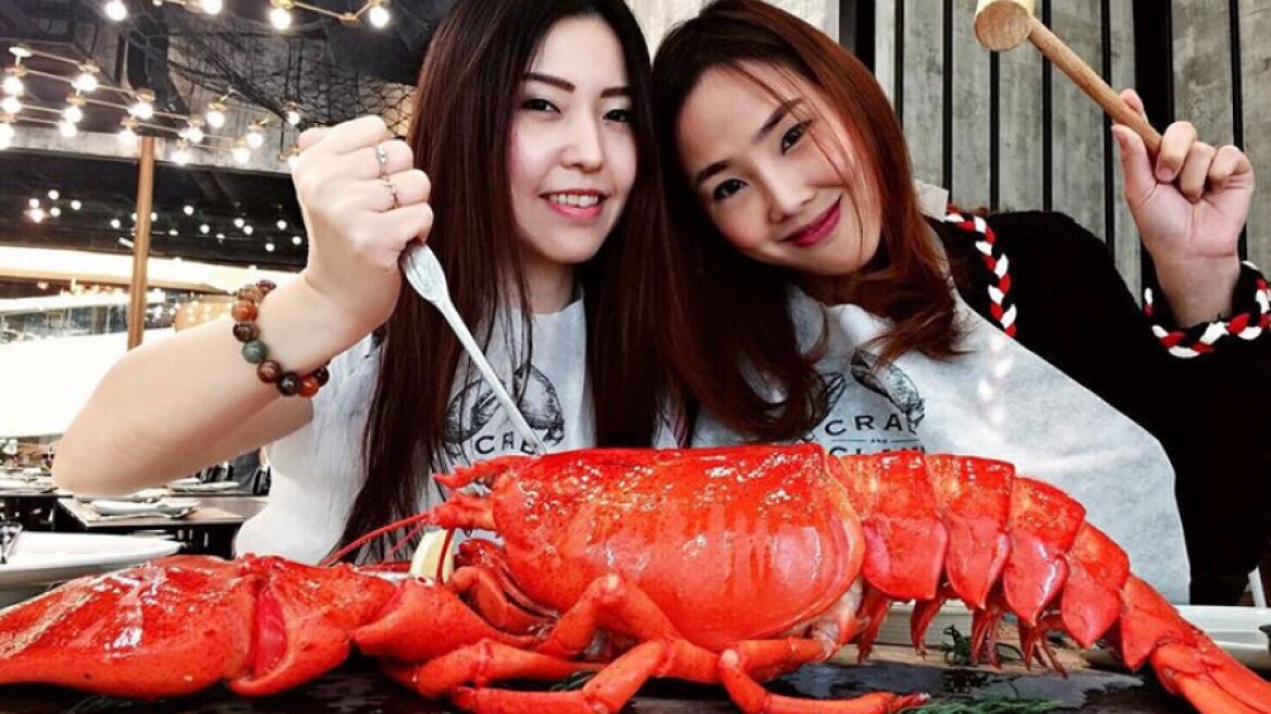 «Χρυσή» ψαριά: Έπιασαν αστακό - γίγαντα και βγήκαν τα... πριόνια