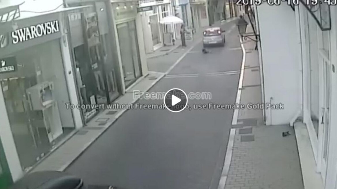 Θλιβερό video: Ασυνείδητος παρασύρει σκύλο και βρίζει τους αυτόπτες μάρτυρες...