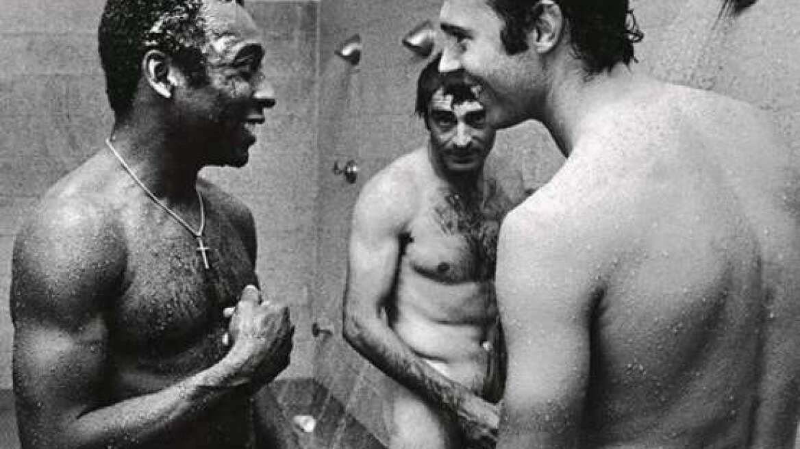 Μυθική φωτογραφία με Πελέ και Μπεκενμπάoυερ γυμνούς στο ντους 