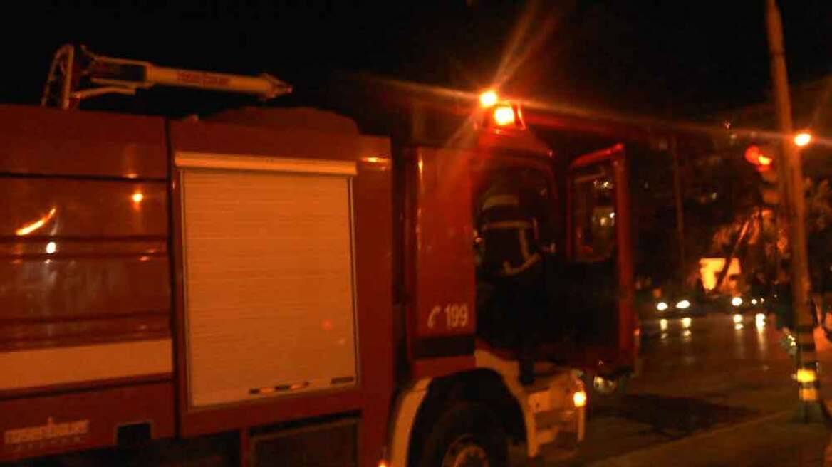 Εξάρχεια: Επίθεση κουκουλοφόρων σε αστυνομικούς - Ένα καμμένο αυτοκίνητο