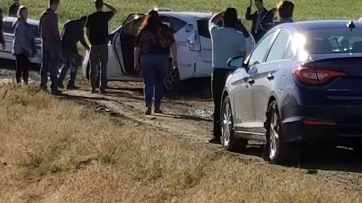 Ακολούθησαν το Google Maps και βρέθηκαν σε χωράφι (video)