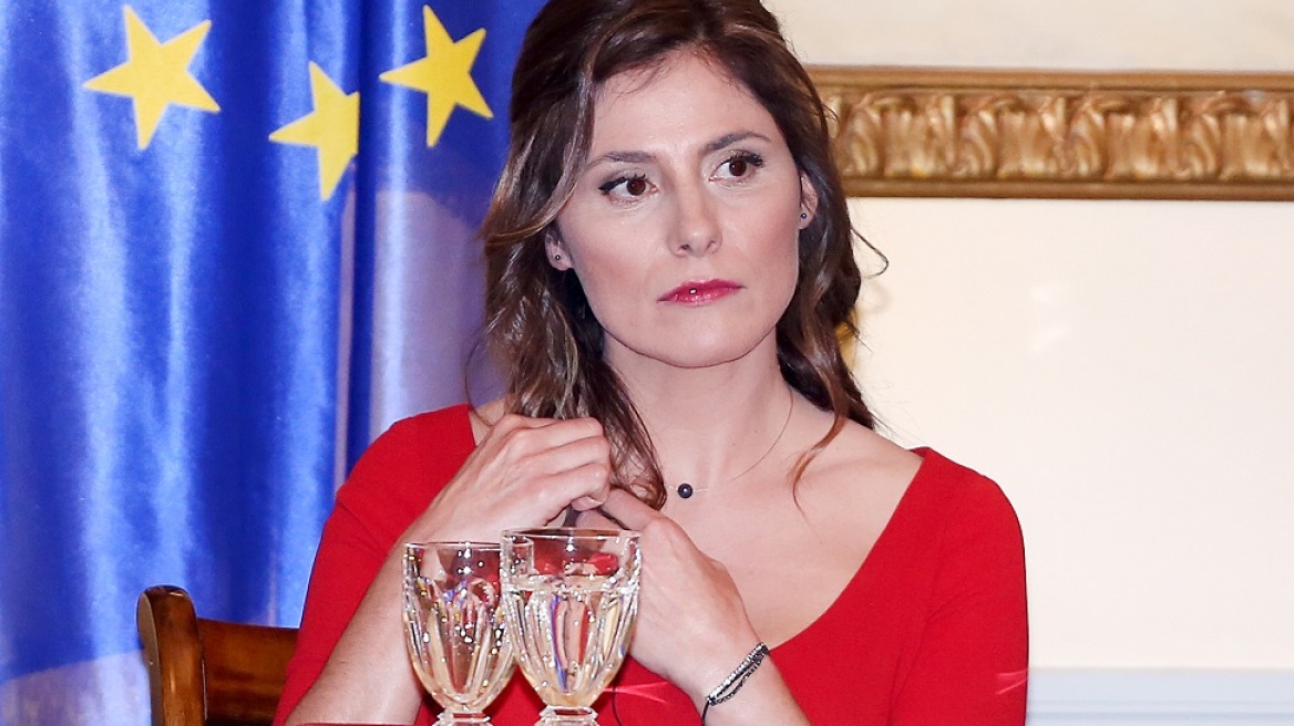 Η Μπέτυ Μπαζιάνα με αρχαιοελληνικό look στο Ηρώδειο