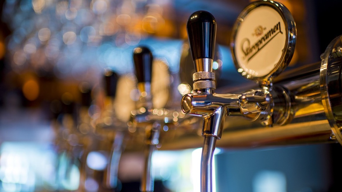 Τρίκαλα: Πελάτης ξυλοκόπησε σερβιτόρες επειδή... έκλεινε το μπαρ!