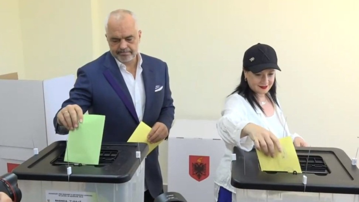 Το αλλόκοτο ντύσιμο του Ράμα - Ψήφισε με σακάκι, κοντό παντελόνι και ψηλή κάλτσα!