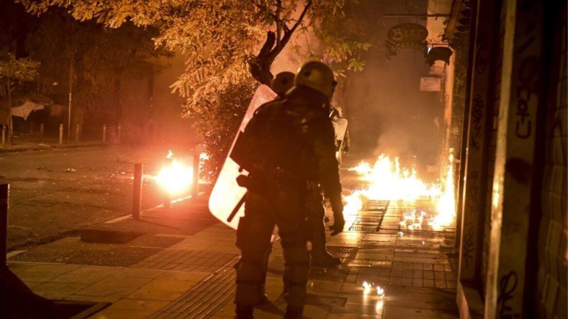 Επιθέσεις με μολότοφ τα ξημερώματα της Δευτέρας στα Εξάρχεια 