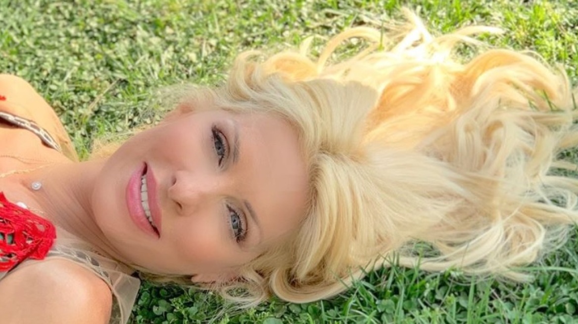 Η Ελένη Μενεγάκη κάνει διάλογο στο Instagram για τους κοιλιακούς της και το photoshop