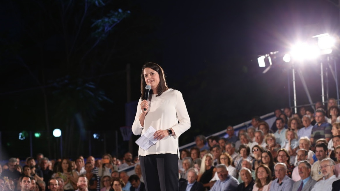 Νίκη Κεραμέως: Κοσμοσυρροή στην κεντρική προεκλογική της δήλωση