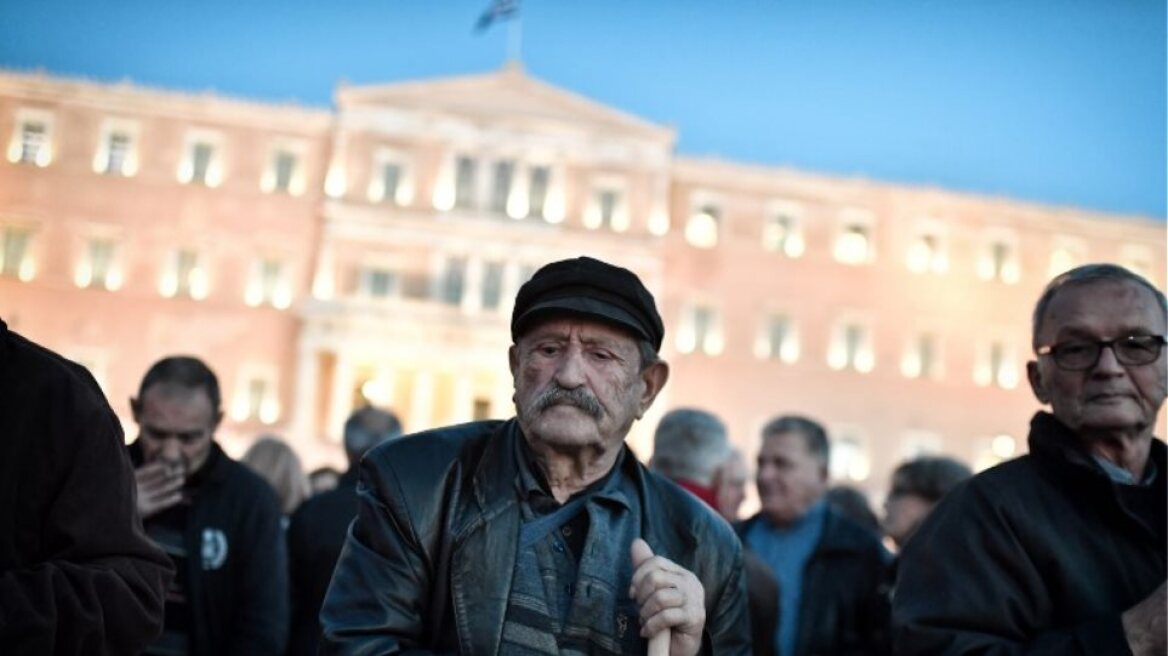 Αναδρομικά €175 εκατ. διεκδικούν συνταξιούχοι χηρείας - Κατέθεσαν μήνυση κατά Πετρόπουλου