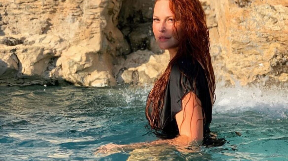 Σίσσυ Χρηστίδου: Βουτιές στην πισίνα χλιδάτου ξενοδοχείου