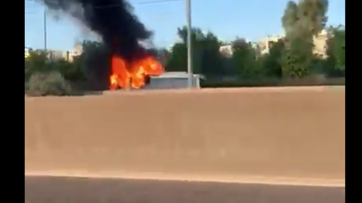 Βίντεο: Φωτιά σε λεωφορείο στην Αττική οδό