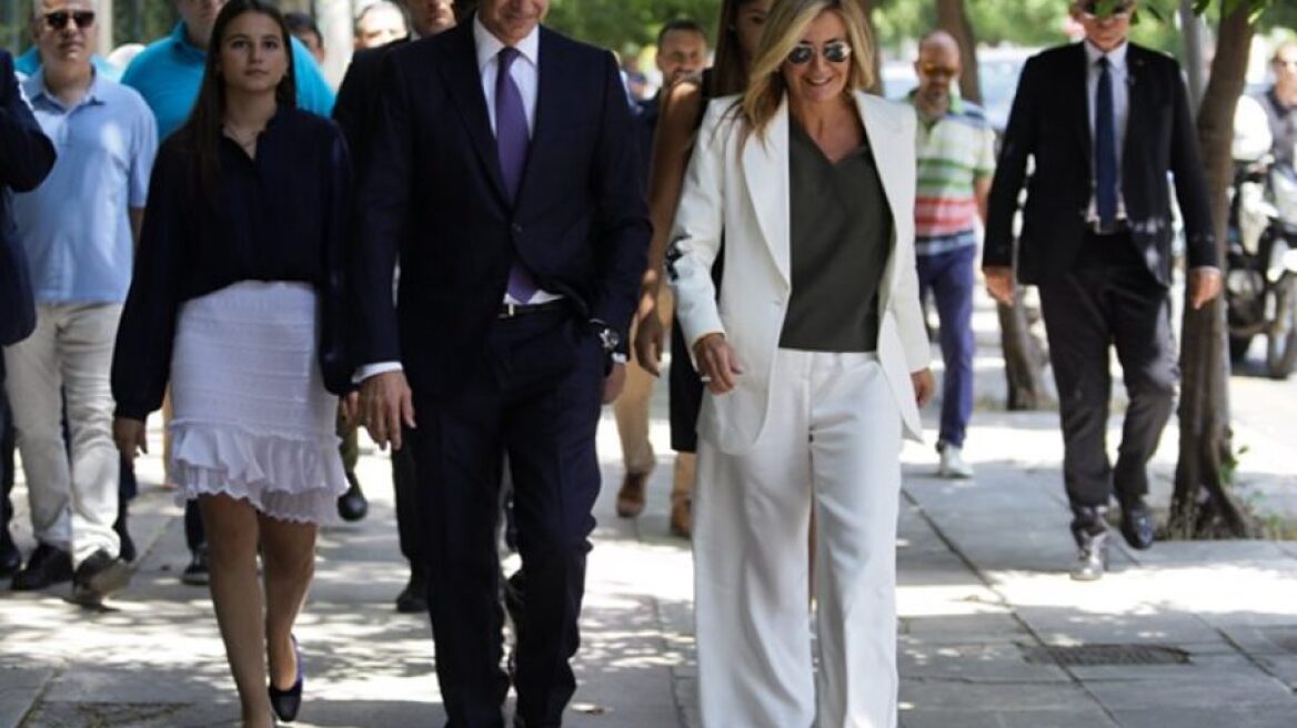 Tι φόρεσαν η Μαρέβα, η Σοφία και η Δάφνη Μητσοτάκη στο Μέγαρο Μαξίμου 