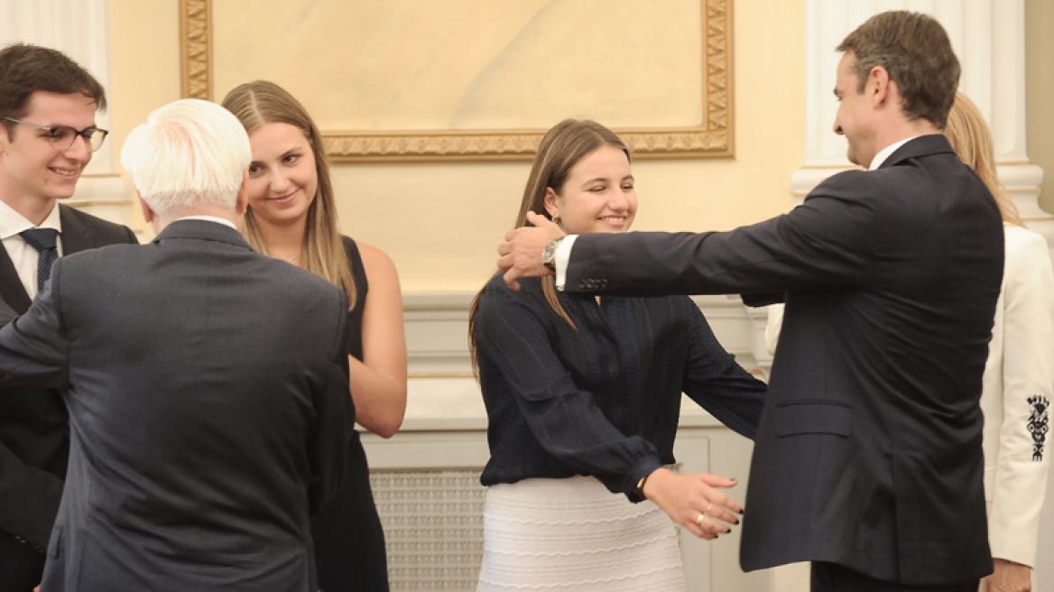 Η ζεστή αγκαλιά του Κυριάκου Μητσοτάκη με τα παιδιά του μετά την ορκωμοσία