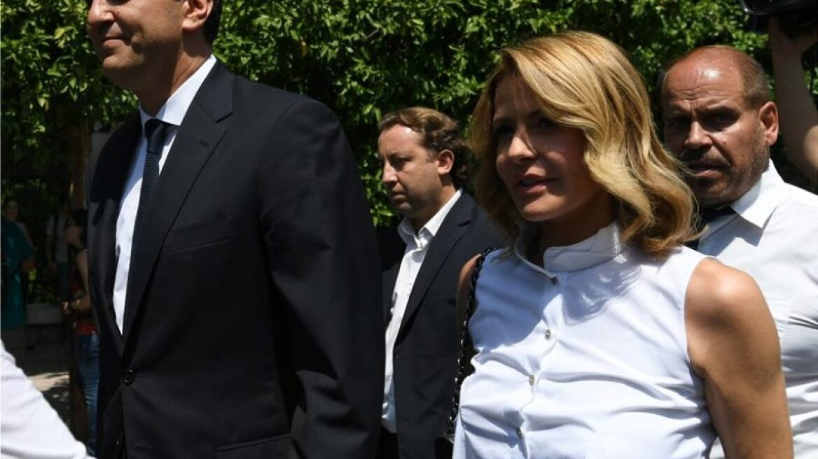 Ορκομωσία νέας κυβέρνησης: Η Τζένη Μπαλατσινού αποδεικνύει τη δύναμη του black & white 