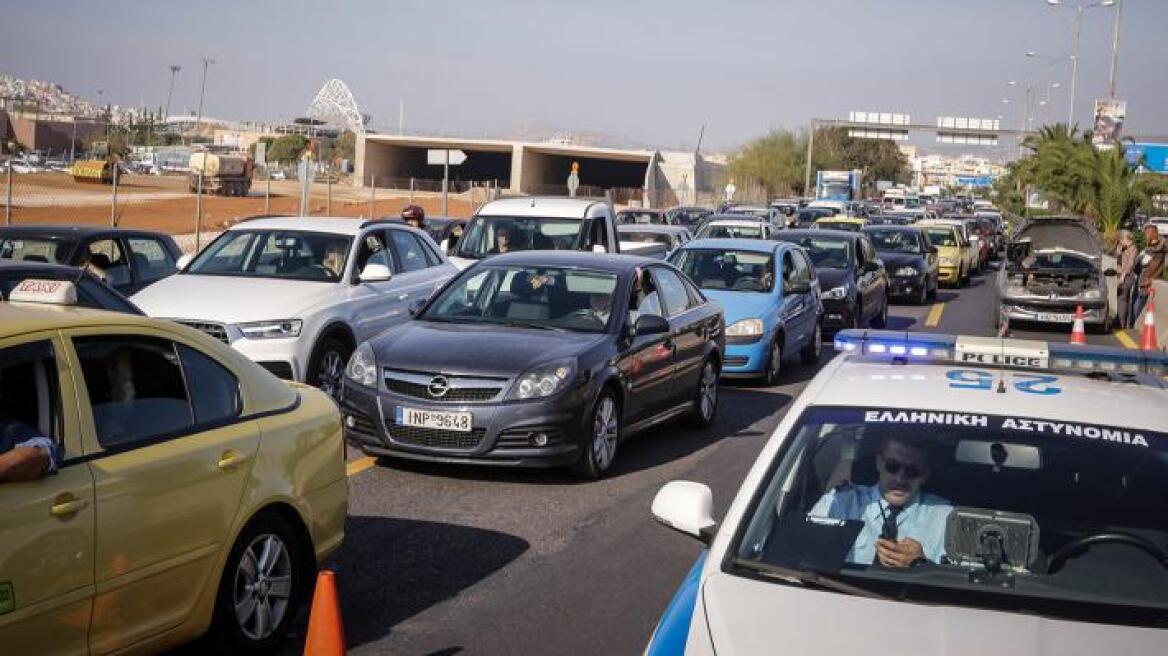Μεγάλο μποτιλιάρισμα στην παραλιακή λόγω καραμπόλας 7 οχημάτων