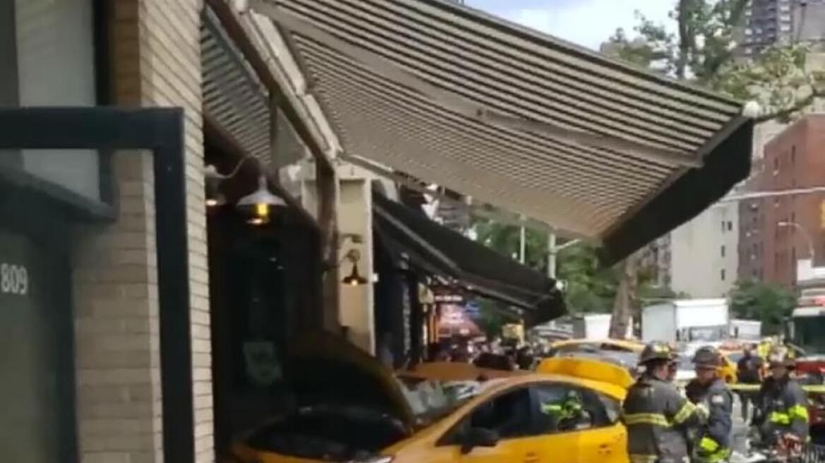 Ταξί «καρφώθηκε» σε εστιατόριο του Μανχάταν - Οκτώ τραυματίες 