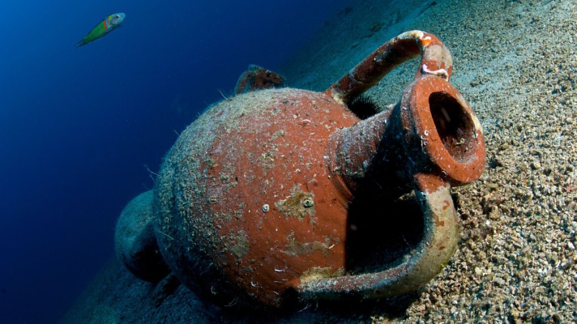 Ανακαλύφθηκαν 22 αρχαίοι αμφορείς κοντά στις ακτές της Αλβανίας