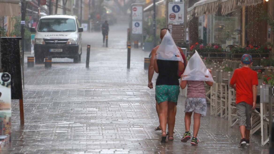 Καιρός: Φθινοπωρινό σκηνικό με σποραδικές βροχές και καταιγίδες