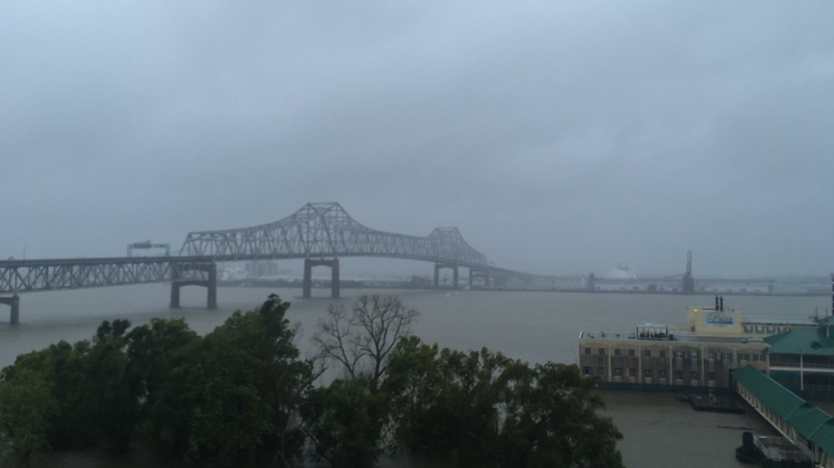 ΗΠΑ: Ο κυκλώνας Μπάρι έφτασε στη Λουϊζιάνα, εξασθένισε σε τροπική καταιγίδα 