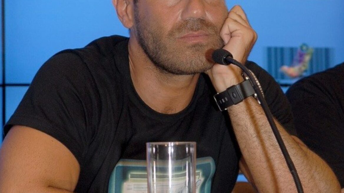 Ο Αντώνης Κανάκης με μαγιό στα 50 του χρόνια διατηρείται σε εξαιρετική φόρμα 