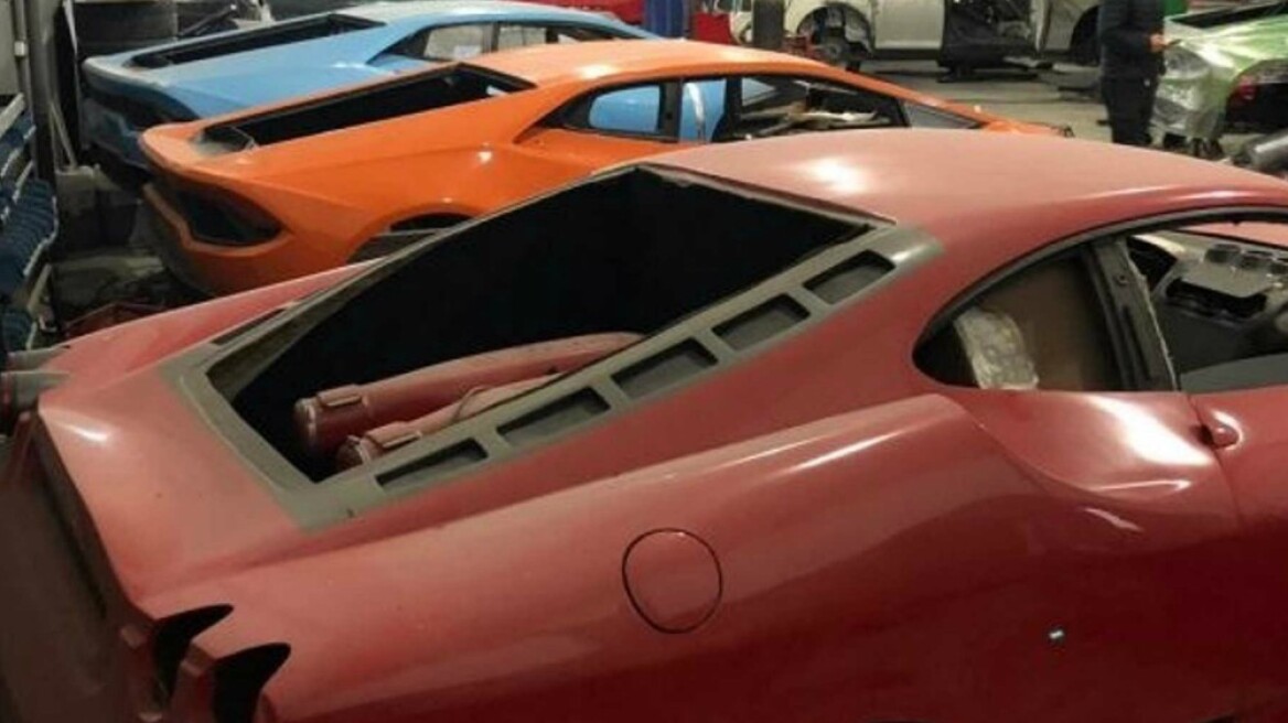 Η αστυνομία έκλεισε εργοστάσιο μαϊμού Ferrari και Lamborghini