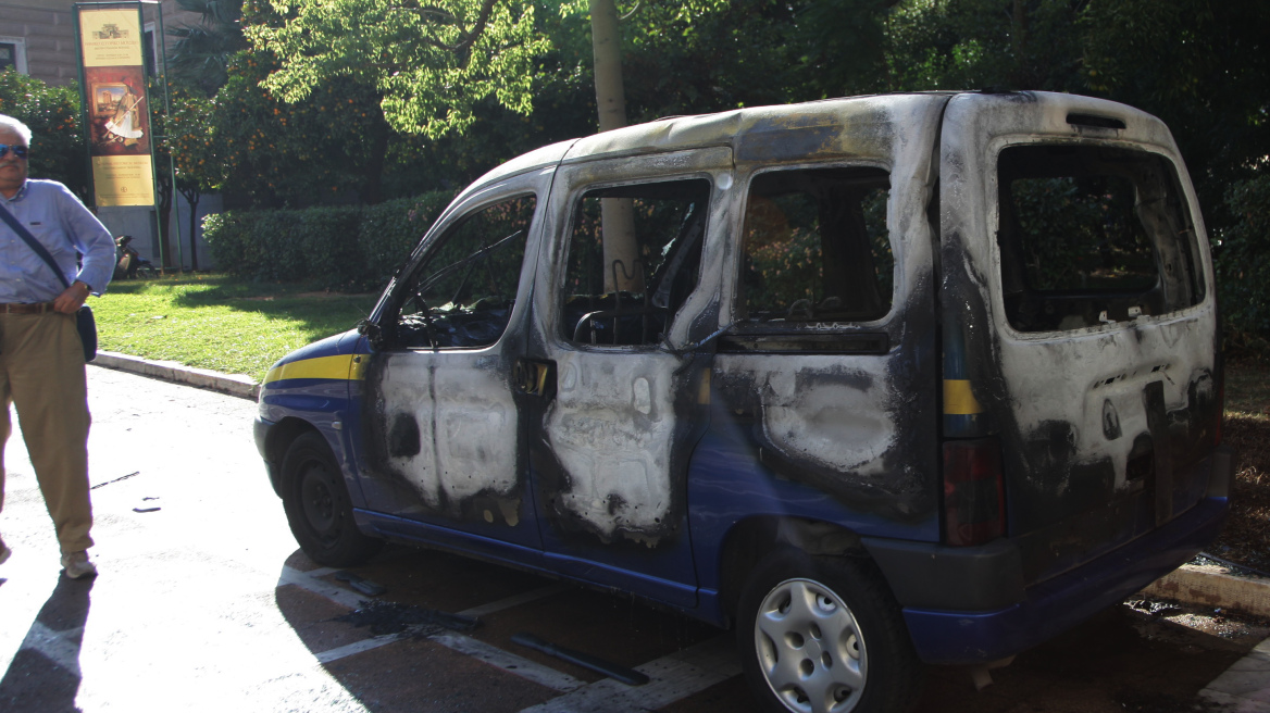 Τρεις εμπρησμοί αυτοκινήτων σε Ασπρόπυργο και Άλιμο