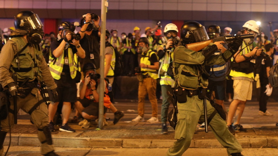 Χονγκ Κονγκ: Δακρυγόνα στη νέα τεράστια διαδήλωση κατά της αστυνομικής βίας