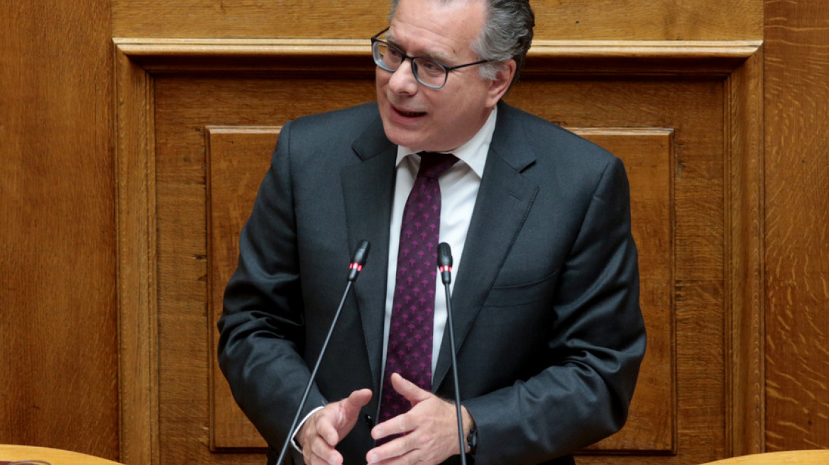 Κουμουτσάκος: Με σουβλάκια, μπίρες και κοψίδια δεν ασκείται μεταναστευτική πολιτική