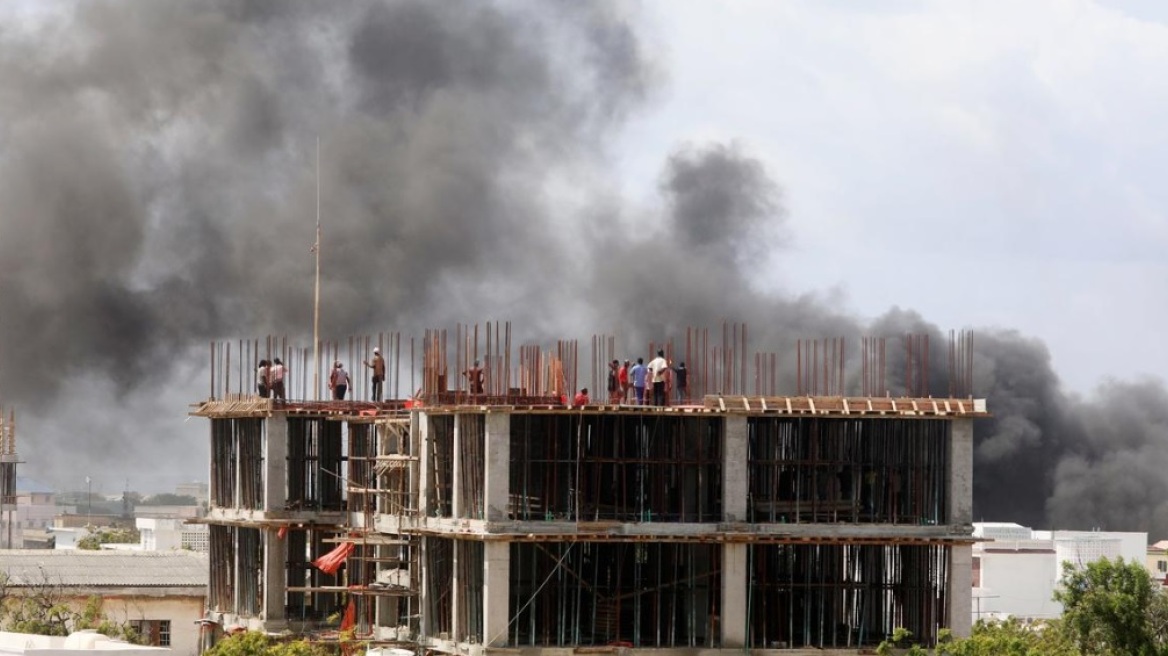 Σομαλία: Ισχυρή έκρηξη και πυροβολισμοί στη Μογκαντίσου - Δεκάδες νεκροί και τραυματίες