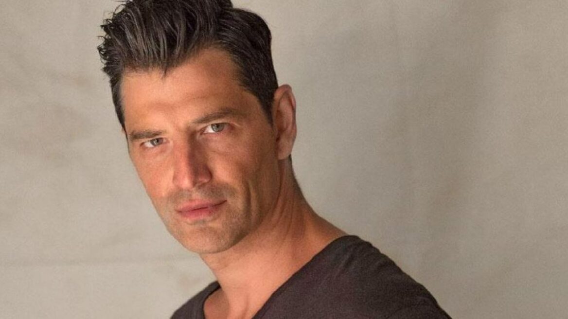 Σάκης Ρουβάς: «Η μαγική ενέργεια των Χριστουγέννων, μας γέμισε με γιορτινή διάθεση»