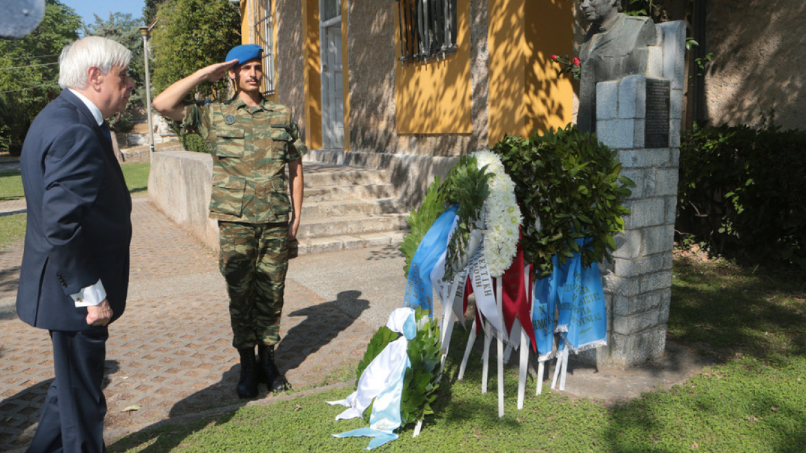 O Παυλόπουλος κατέθεσε στεφάνι στην προτομή του Σπύρου Μουστακλή