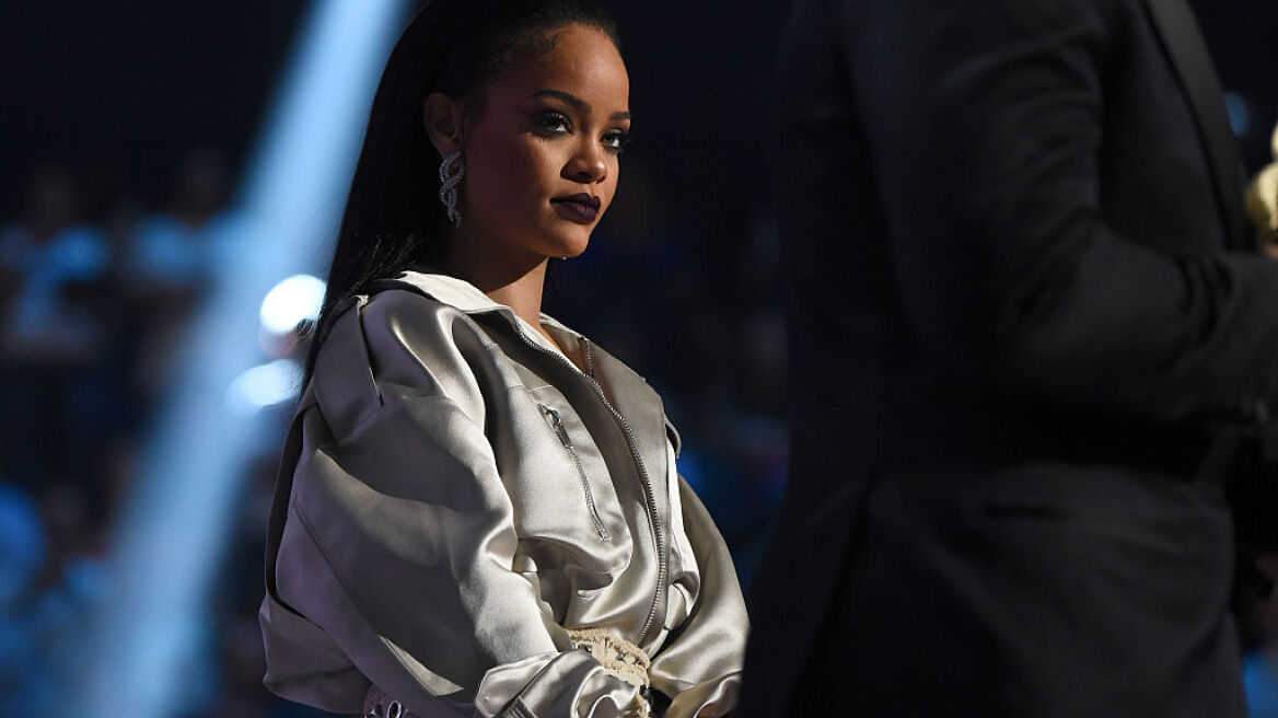 Mάθαμε τι άρωμα φοράει η Rihanna και μυρίζει τόσο υπέροχα 