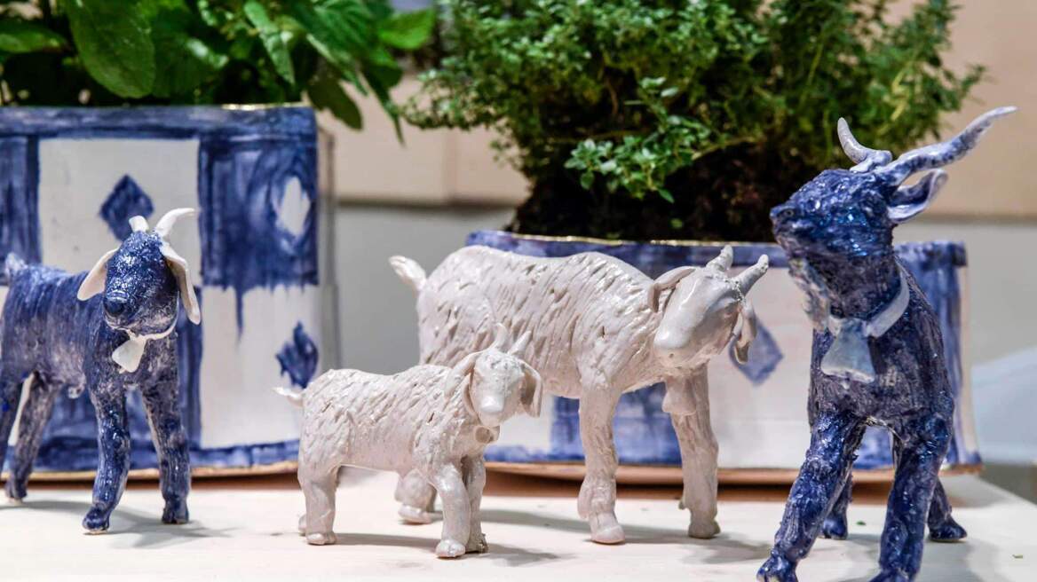 «Blanc & Bleu»: Όλο το ελληνικό καλοκαίρι σε μία έκθεση τέχνης στην Αίγινα